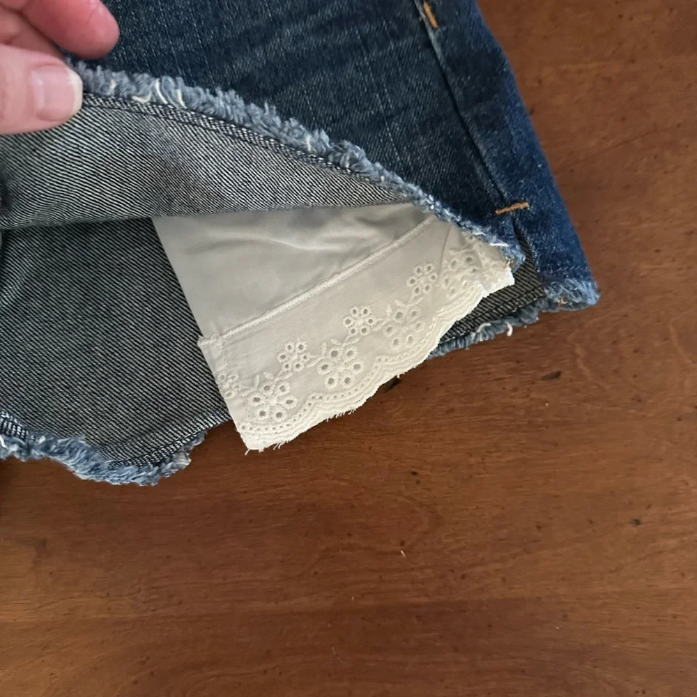 Old Navy blue jean shorts eyelet sewn in front pockets with frayed hem